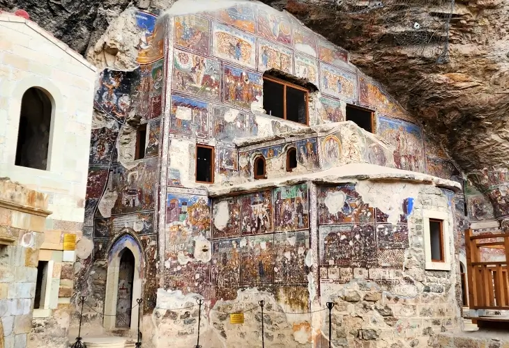 Trabzon Sümela Manastırı ana kaya kilisesi; doğal mağaraya oyulmuş merkez ibadet alanı ve duvarları tamamen kaplayan Bizans freskleriyle birlikte genel görünüm.